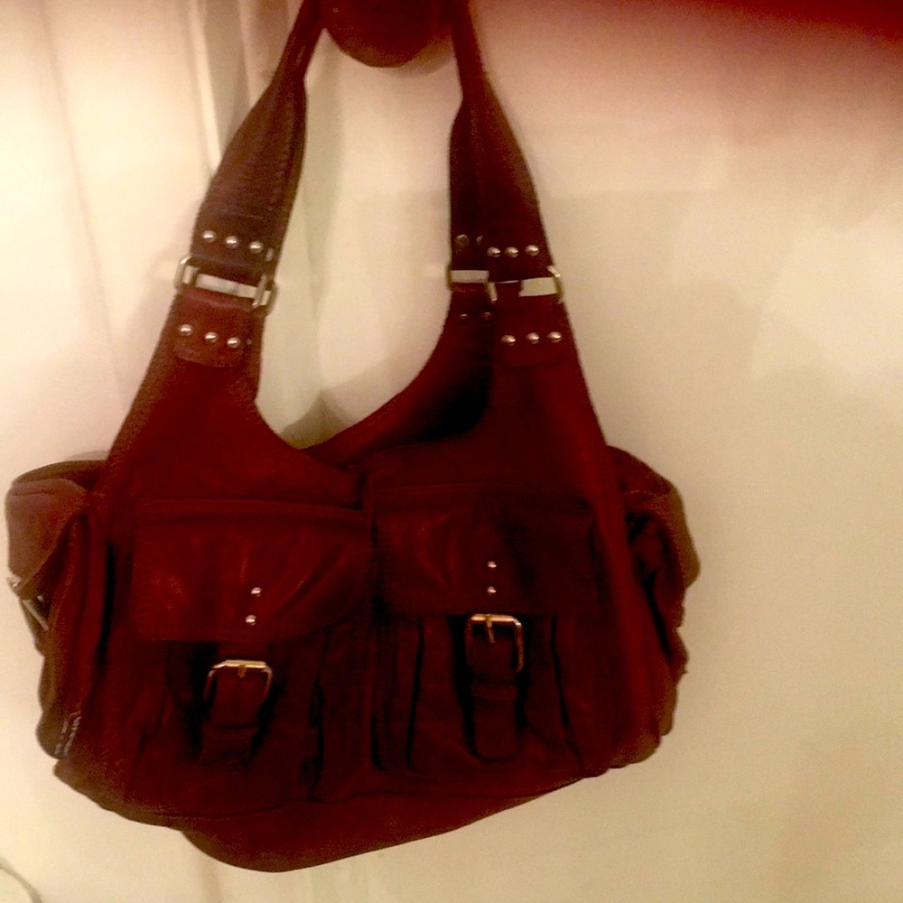 Handbag Tano brown with pockets on the outside and zipper inside.